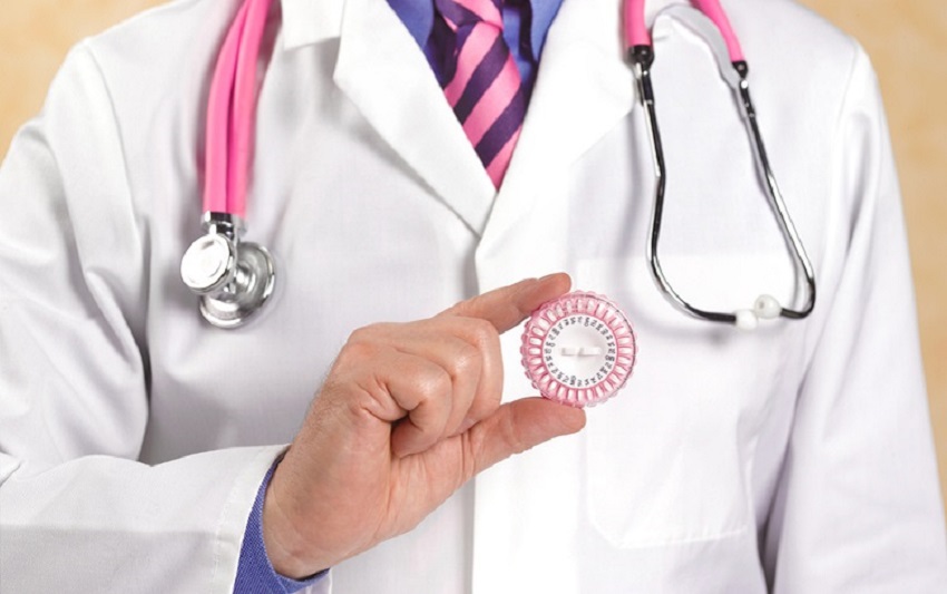 ginekolog trzymający tabletki antykoncepcyjne